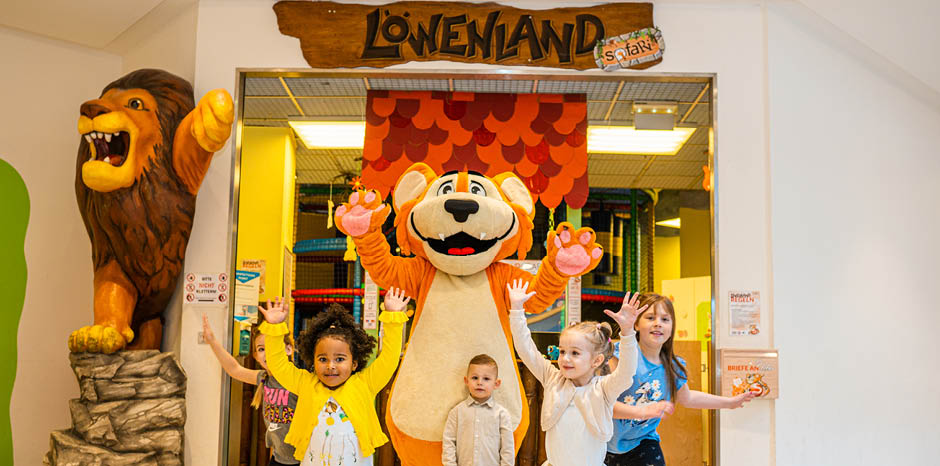Weitwinkel Shot vom Eingang des Löwenlands mit Tibo dem Löwen und Kinder